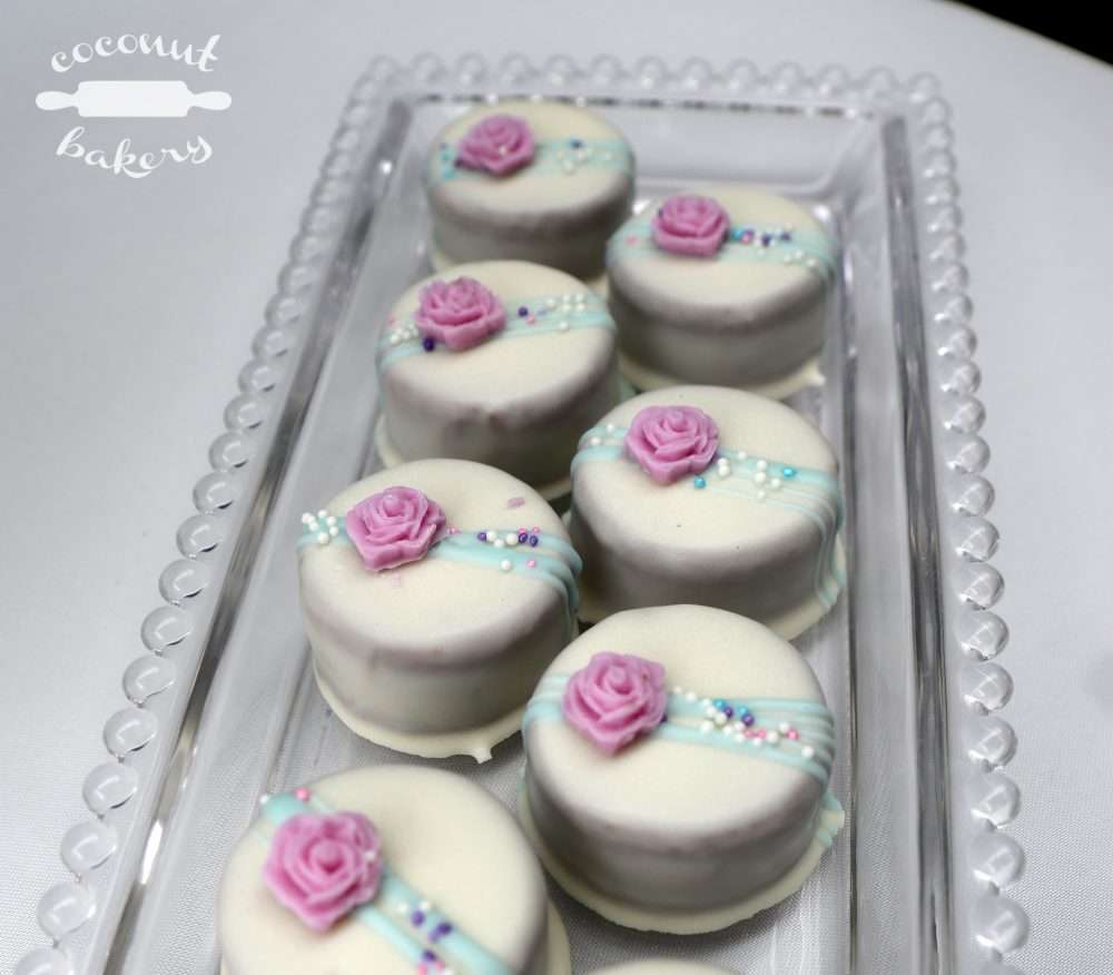 Alfajores bañados en chocolate blanco personalizado