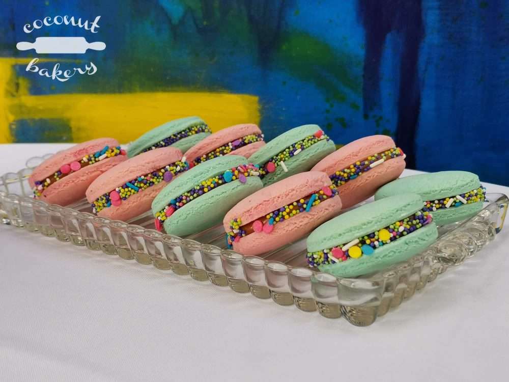 Alfajores con el color del tema del cumpleaños