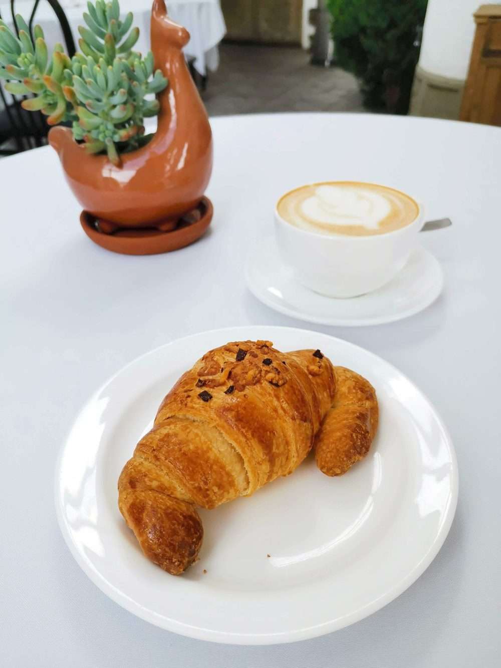 Croissant relleno de jamón y queso