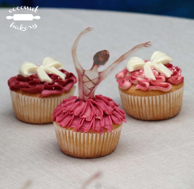 Cupcakes decorados con figura de bailarina.