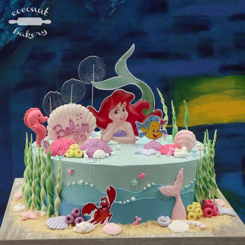 Una torta bajo el mar con la sirenita y sus amigos