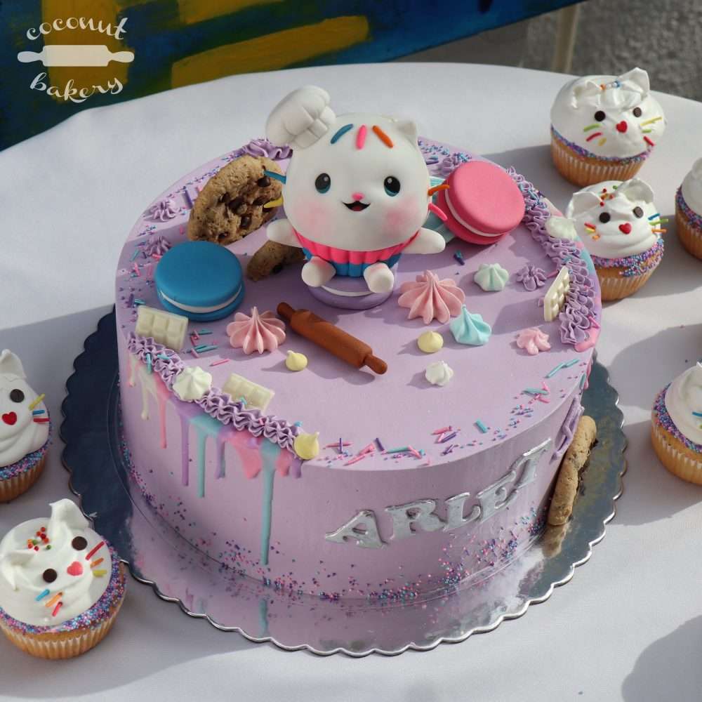 El gatito pastelito haciendo su pastel