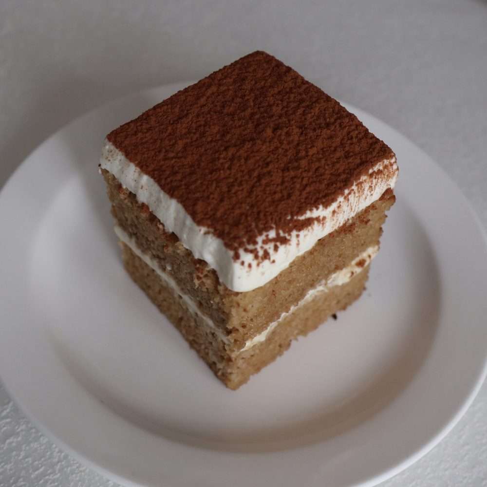 Porción de pastel de tiramisú