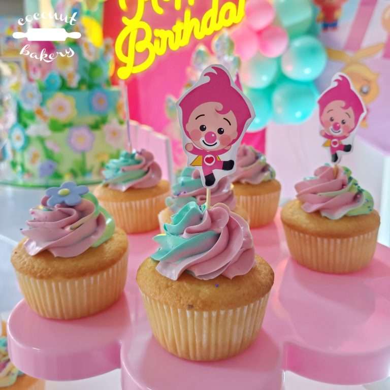Cupcakes decorados en mesa de fiesta infantil.