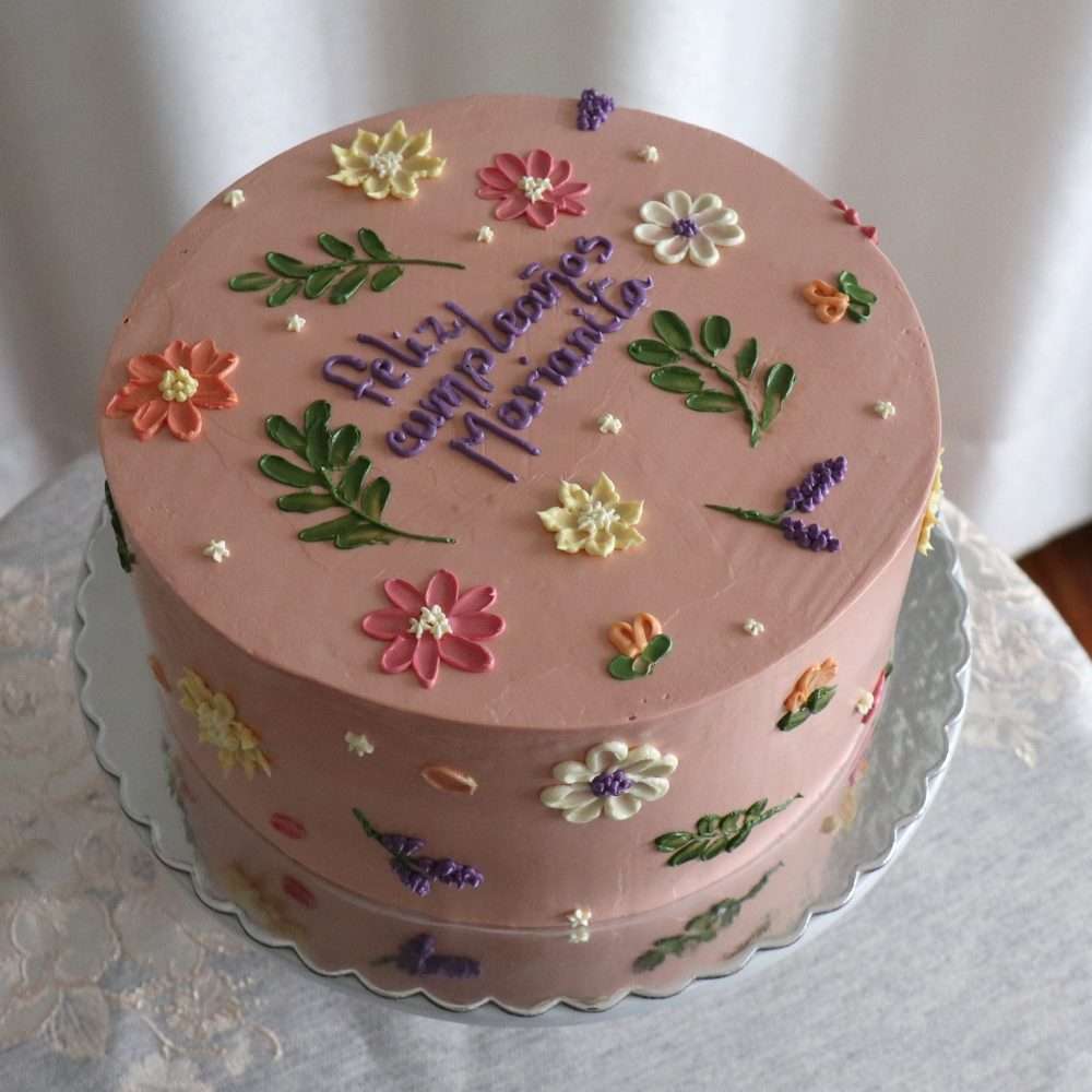 Torta de cumpleaños con lluvia de flores en buttercream