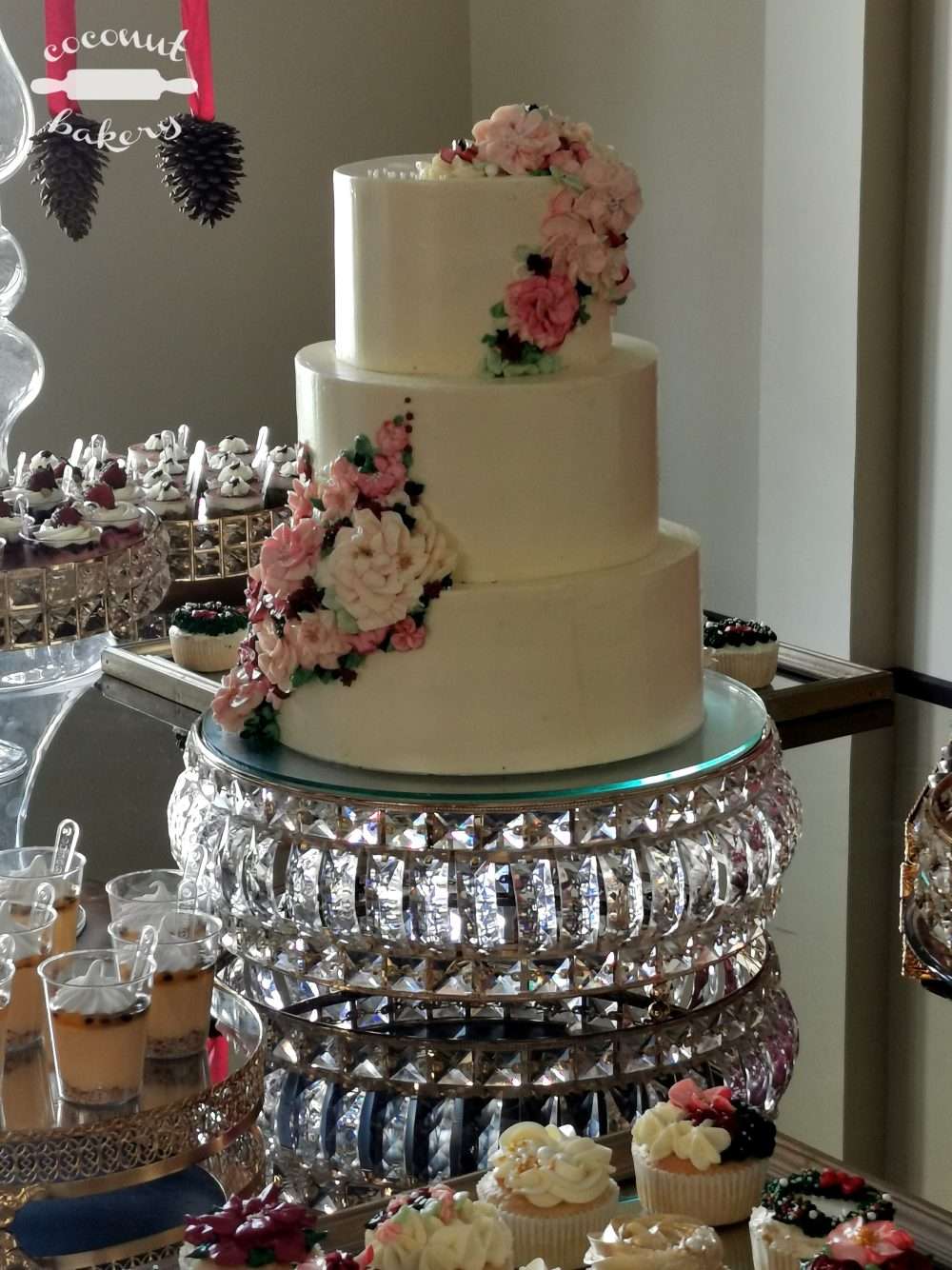 Pastel de boda con un toque navideño y mesa dulce