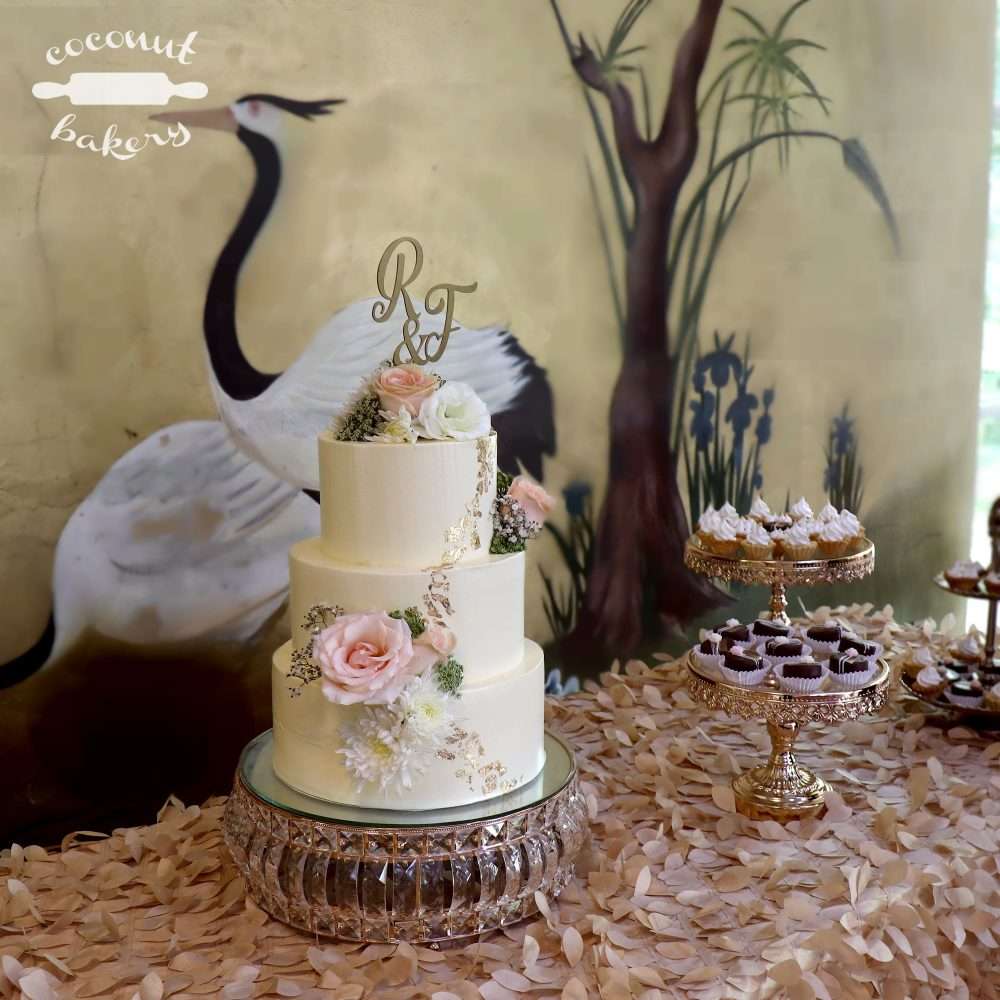 Pastel de boda en salmón y dorado