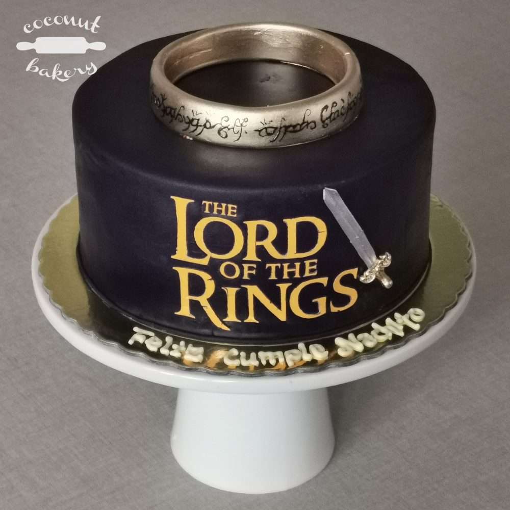 Una torta de cumpleaños del tema señor de las anillos