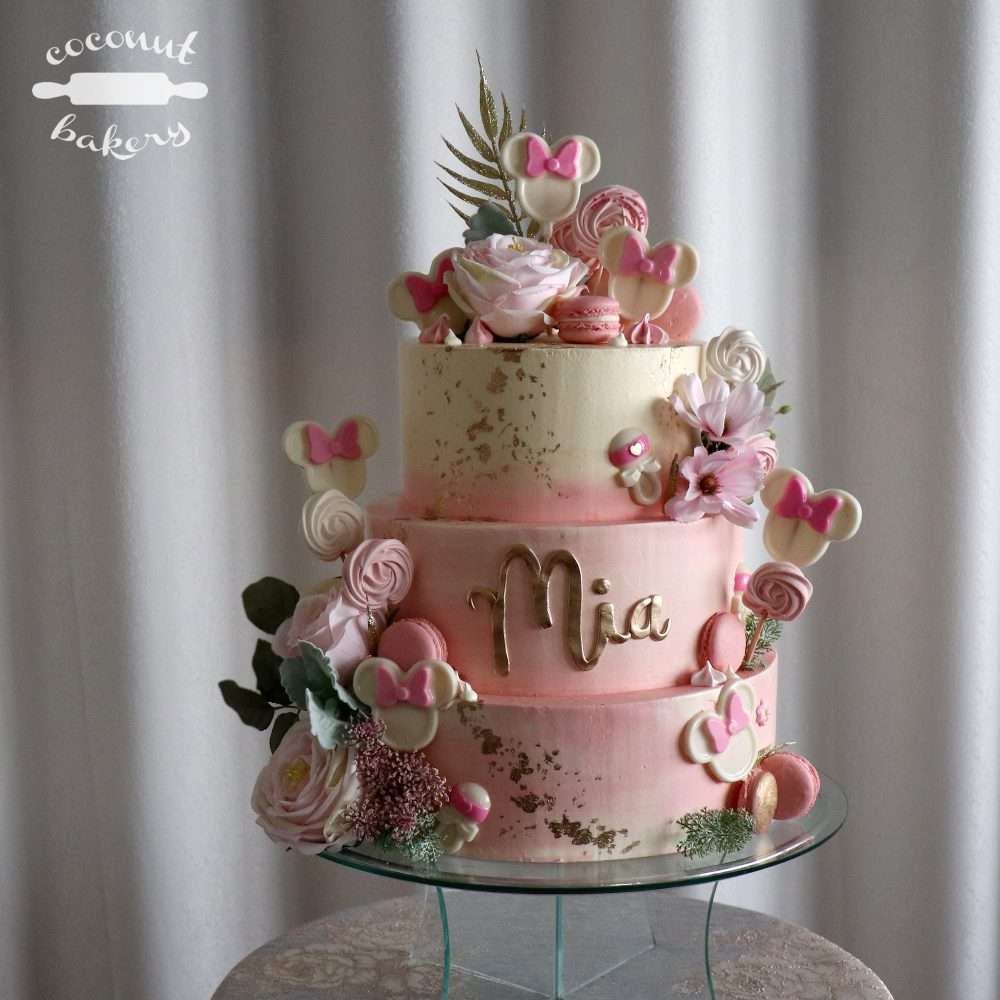 Un pastel para baby shower con minie
