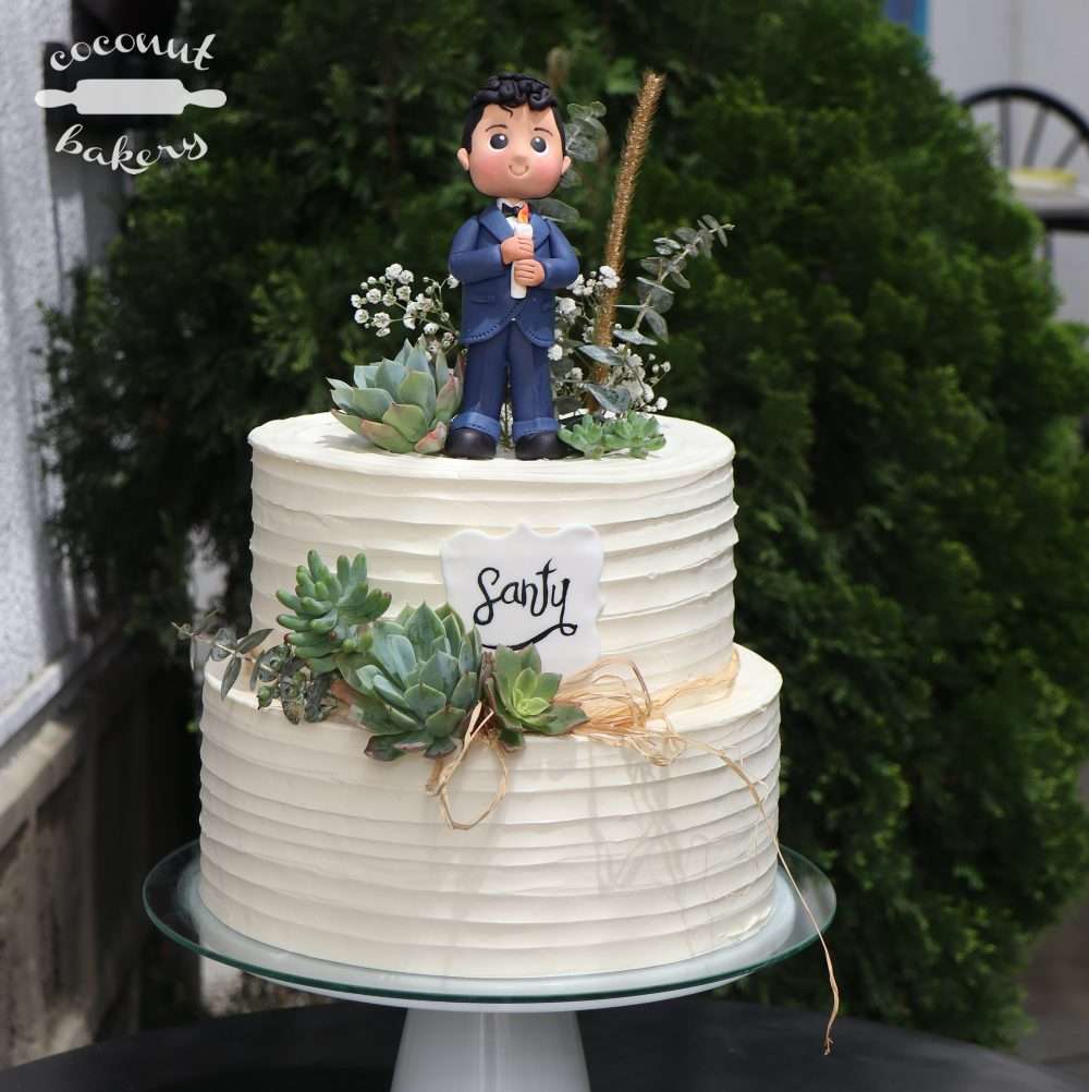Una deliciosa torta, suculentas reales y su figura en fondant acompañan a Santy en su primera comunión. y torta para Santy para su primera comunión l