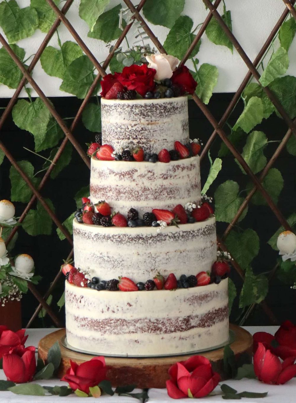 torta semidesnuda con frutos rojos