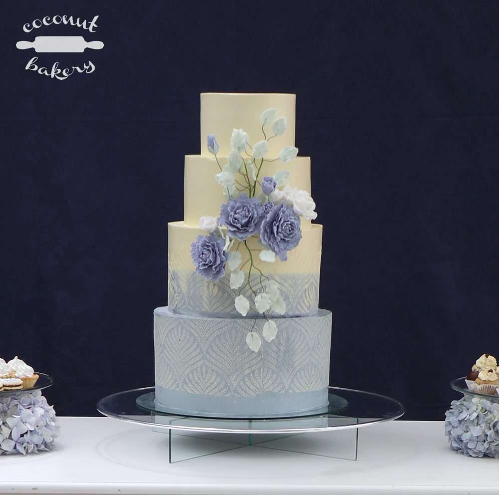 Torta de Bodas con flores de pastillaje en dusty blue con mesa dulce