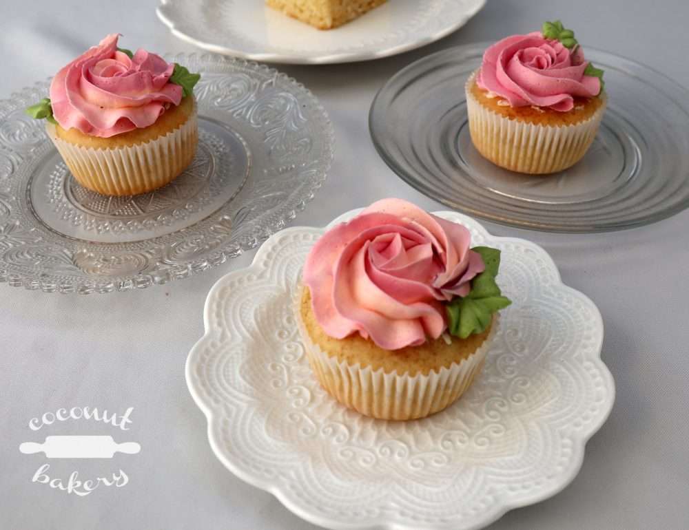 cupcake con rosas o flores en crema de mantequilla