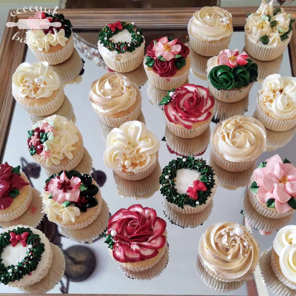 mesa dulce y pastel de boda con un toque navideño