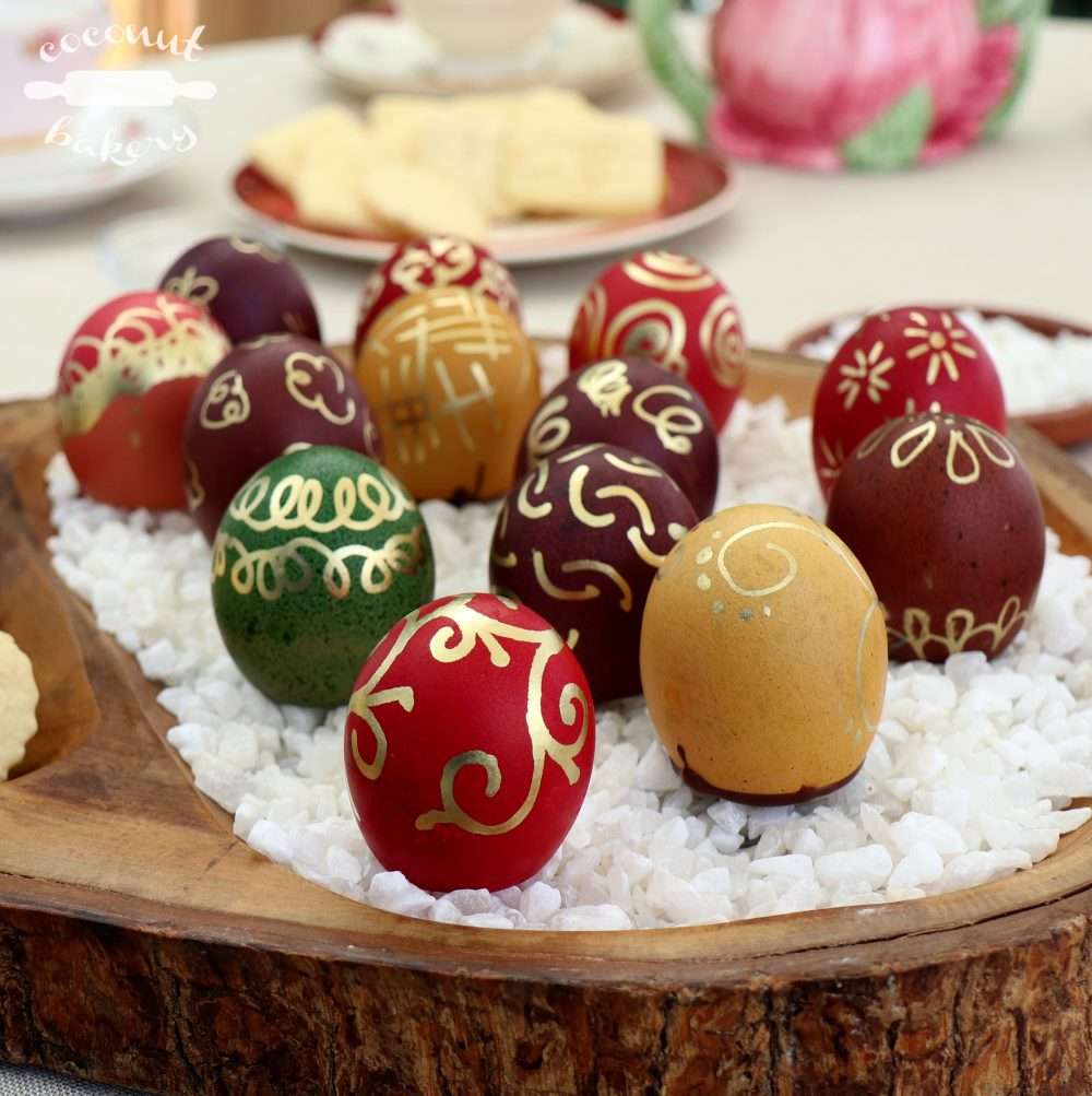 Huevo relleno de colores decorado con diseños dorados.