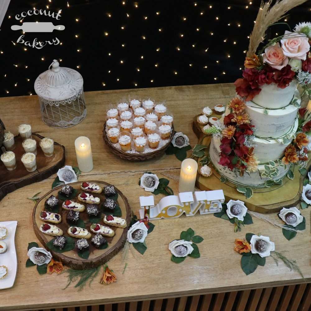 Mesa dulce y pastel de boda estilo rústico Bohemio