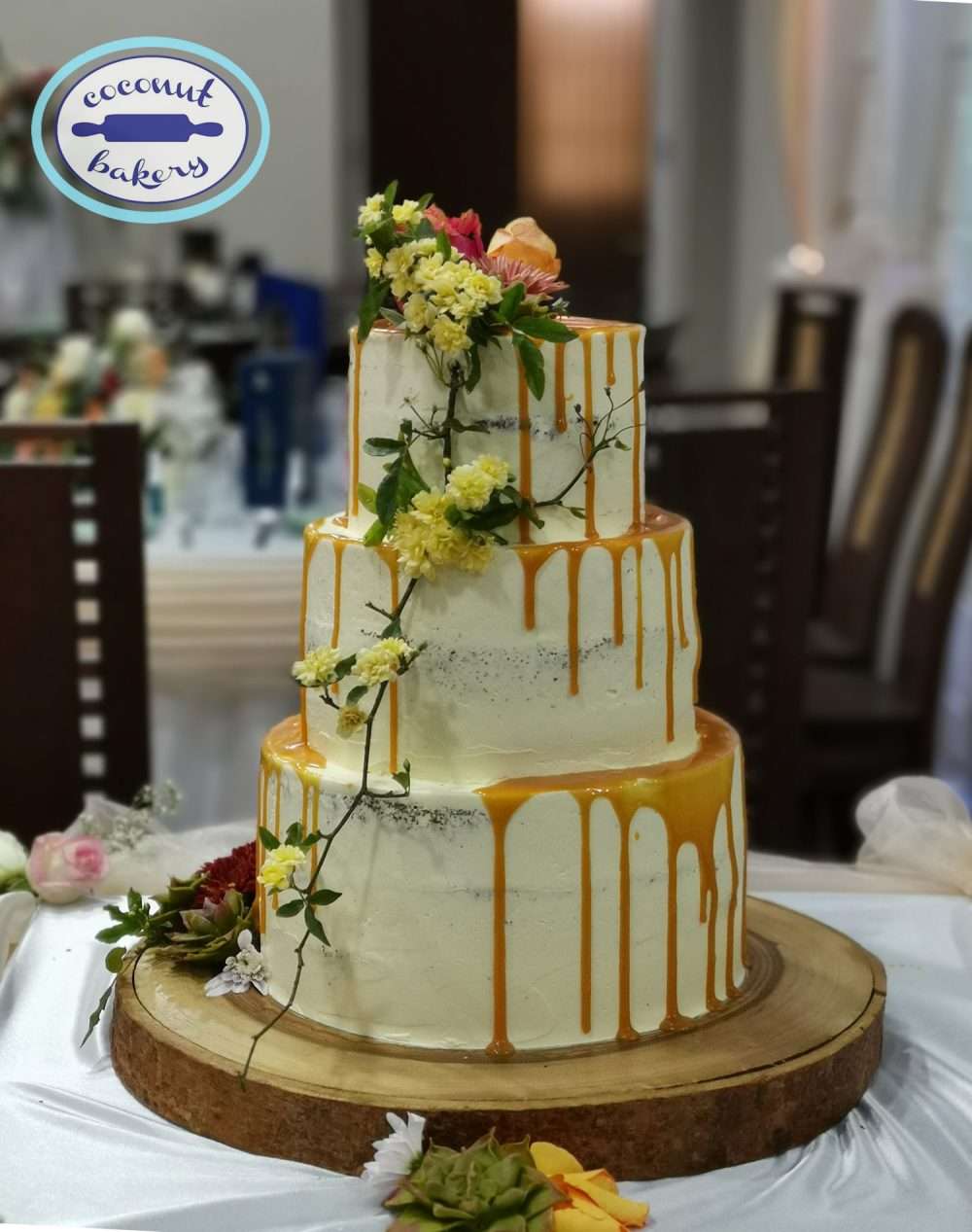 torta de boda semidesnuda con caramelo