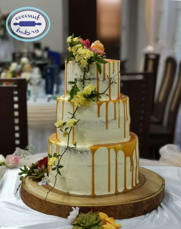 torta de boda semidesnuda con caramelo
