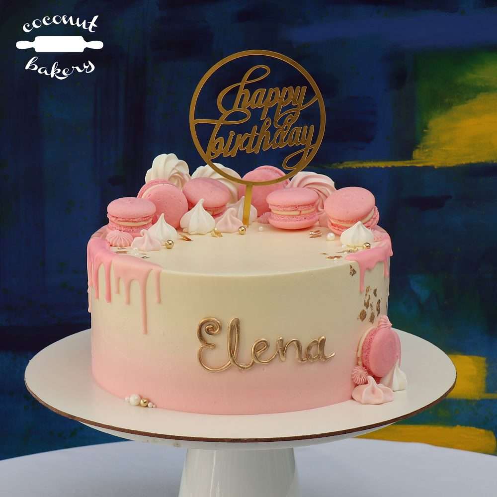 Torta en suaves tonos rosa y dorado con macarons