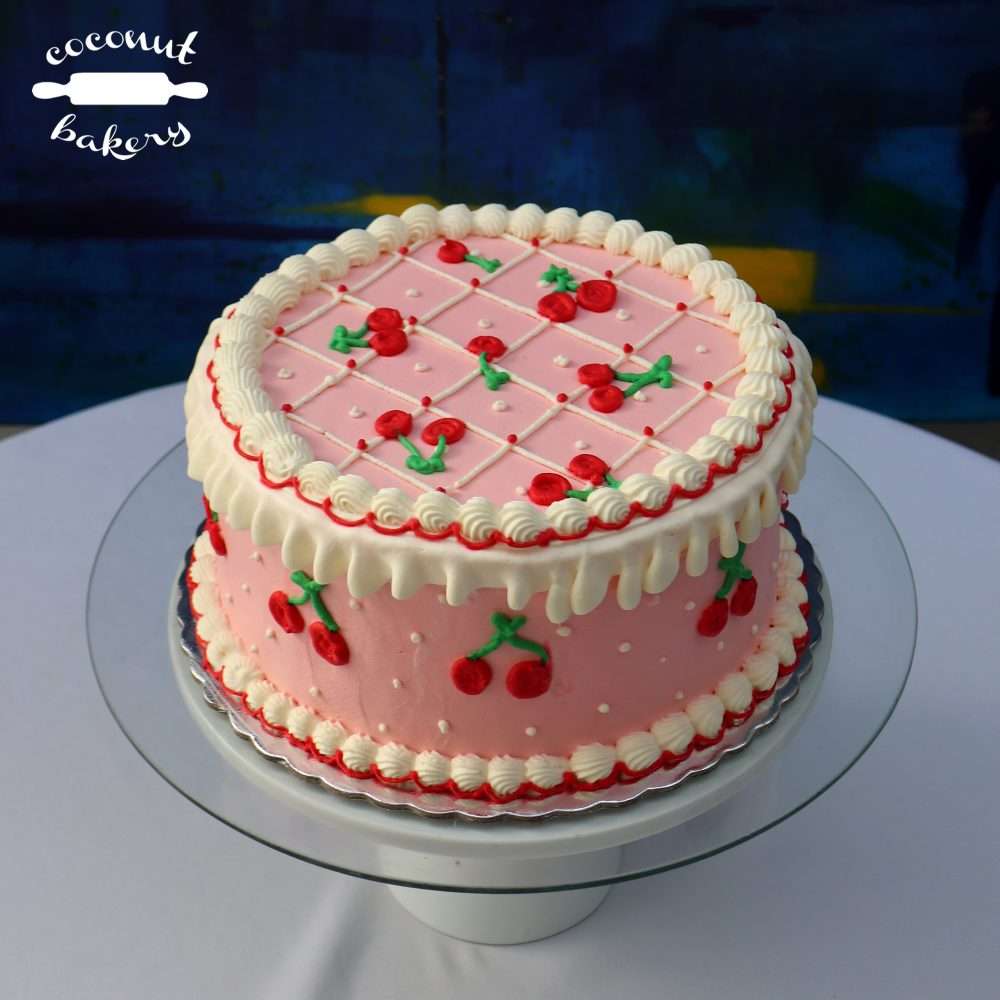 Torta de cumpleaños rosa con cerezas
