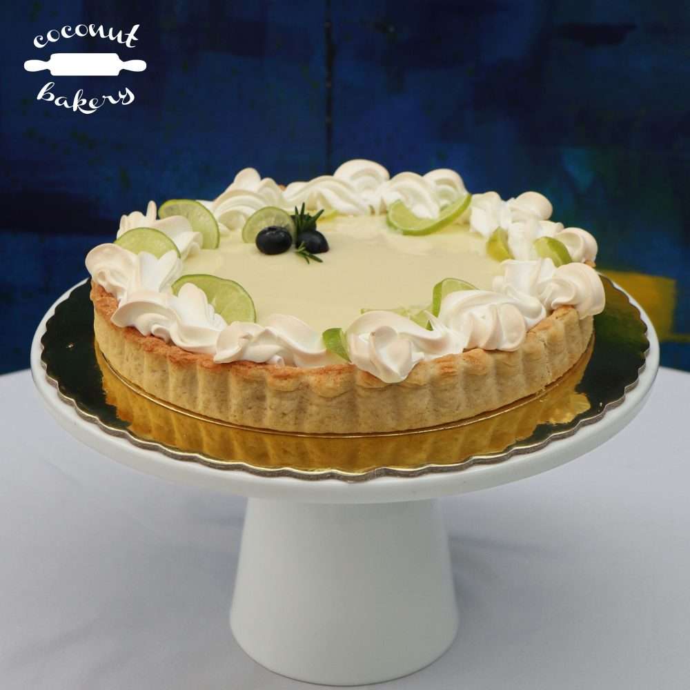Tarta de limón con decoración de merengue y lima.