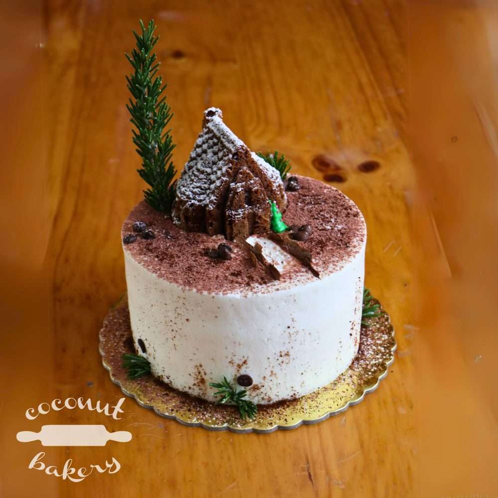 Torta navideña con decoración de casita nevada