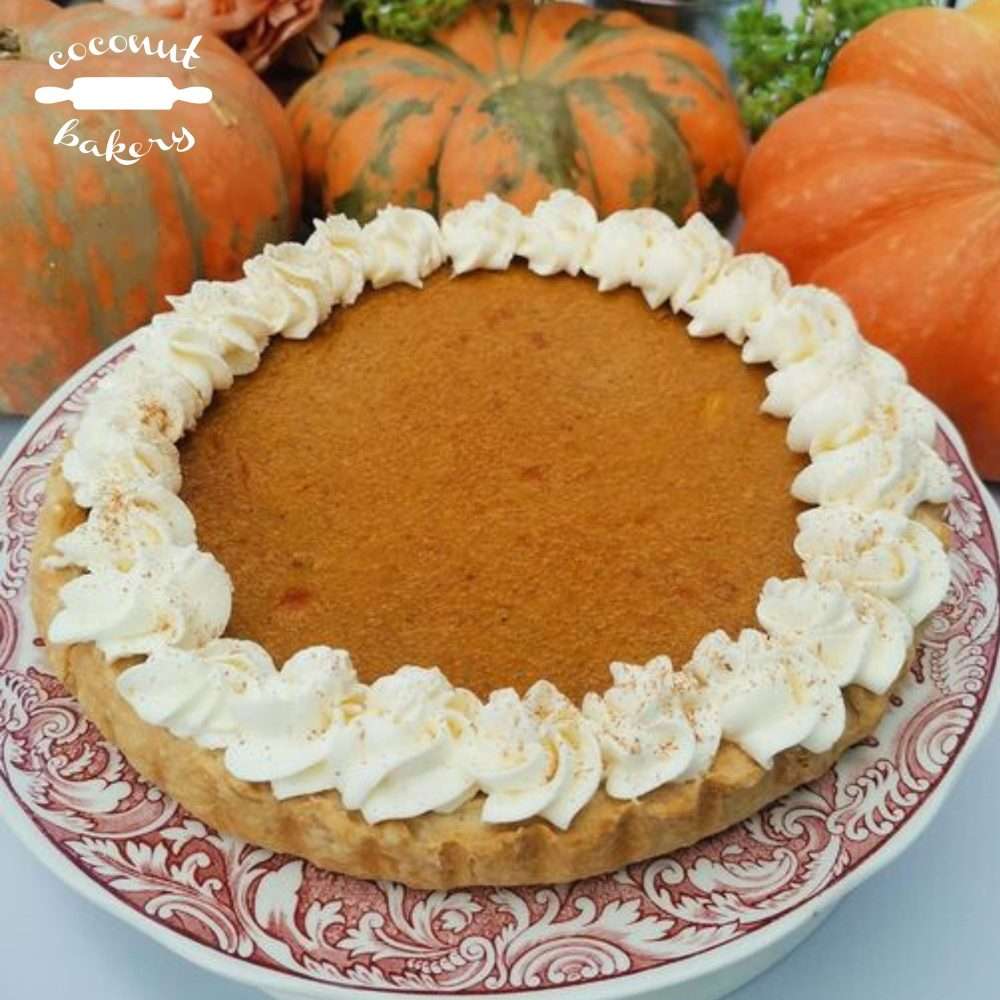 Tarta de calabaza con crema de leche y decoración festiva