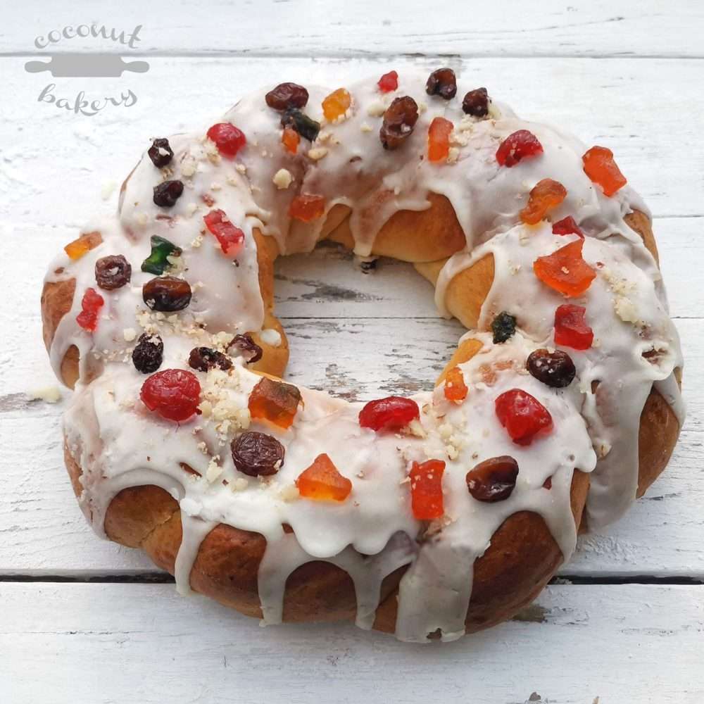 Roscón de Reyes decorado con frutas confitadas