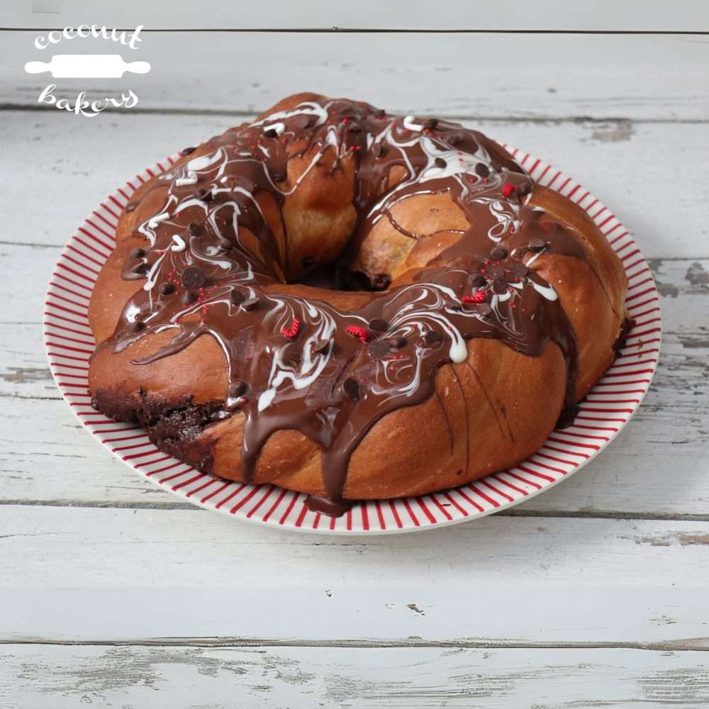 Roscón de chocolate con decoración de chocolate.