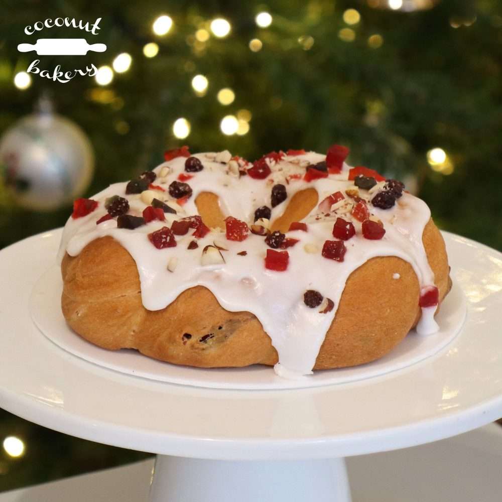 Roscón de Reyes con frutas y glaseado blanco