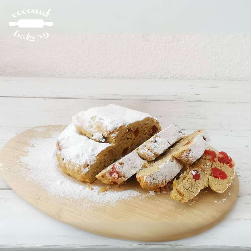 Pan dulce con frutas y azúcar glas.
