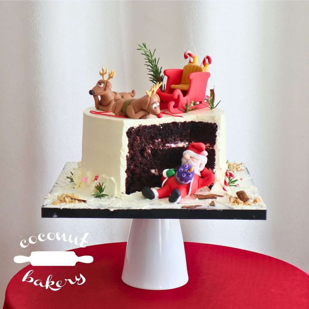 Pastel navideño con diseño de Santa y renos.
