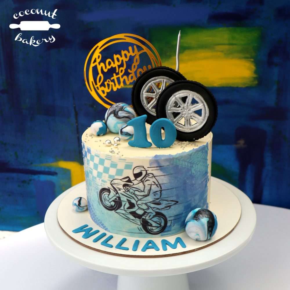Tarta cumpleaños temática motos con número diez.
