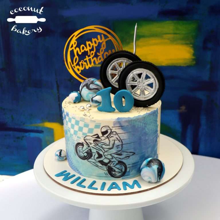 Tarta cumpleaños temática motos con número diez.