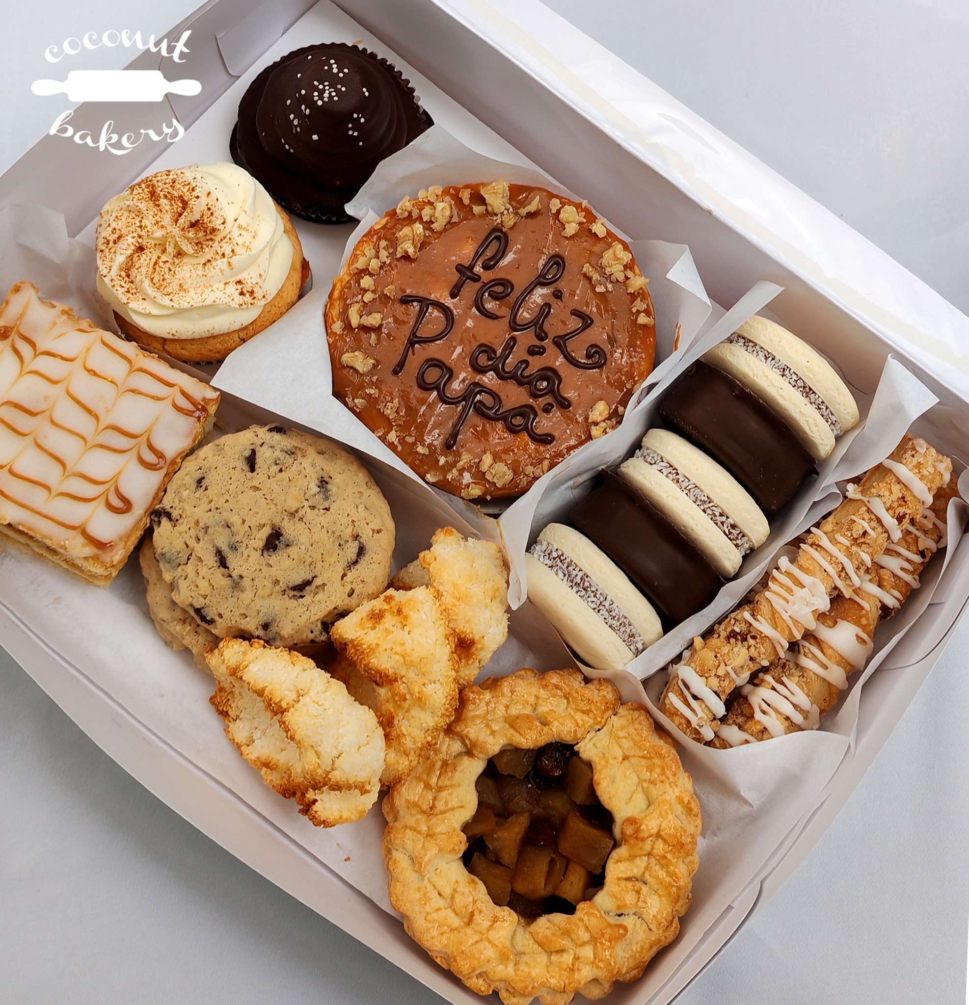 Caja de pasteles variados con mensaje para papá.
