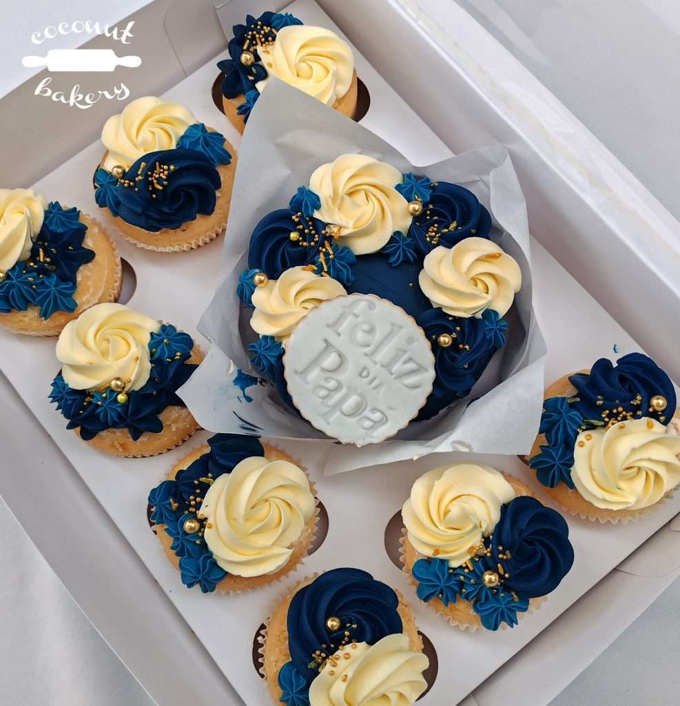 Caja de cupcakes con decoración azul y crema.