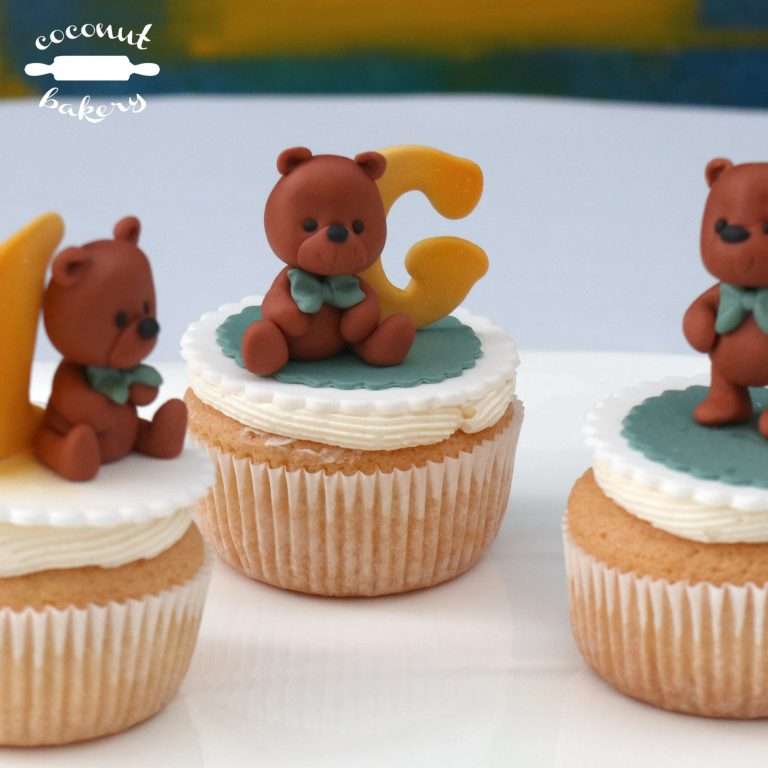 Cupcakes con ositos decorativos de fondant.