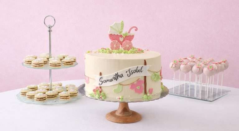 Tarta decorada para baby shower con galletas y cake pops.