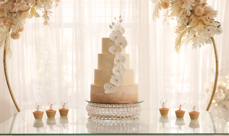 Tarta de boda decorada con flores blancas
