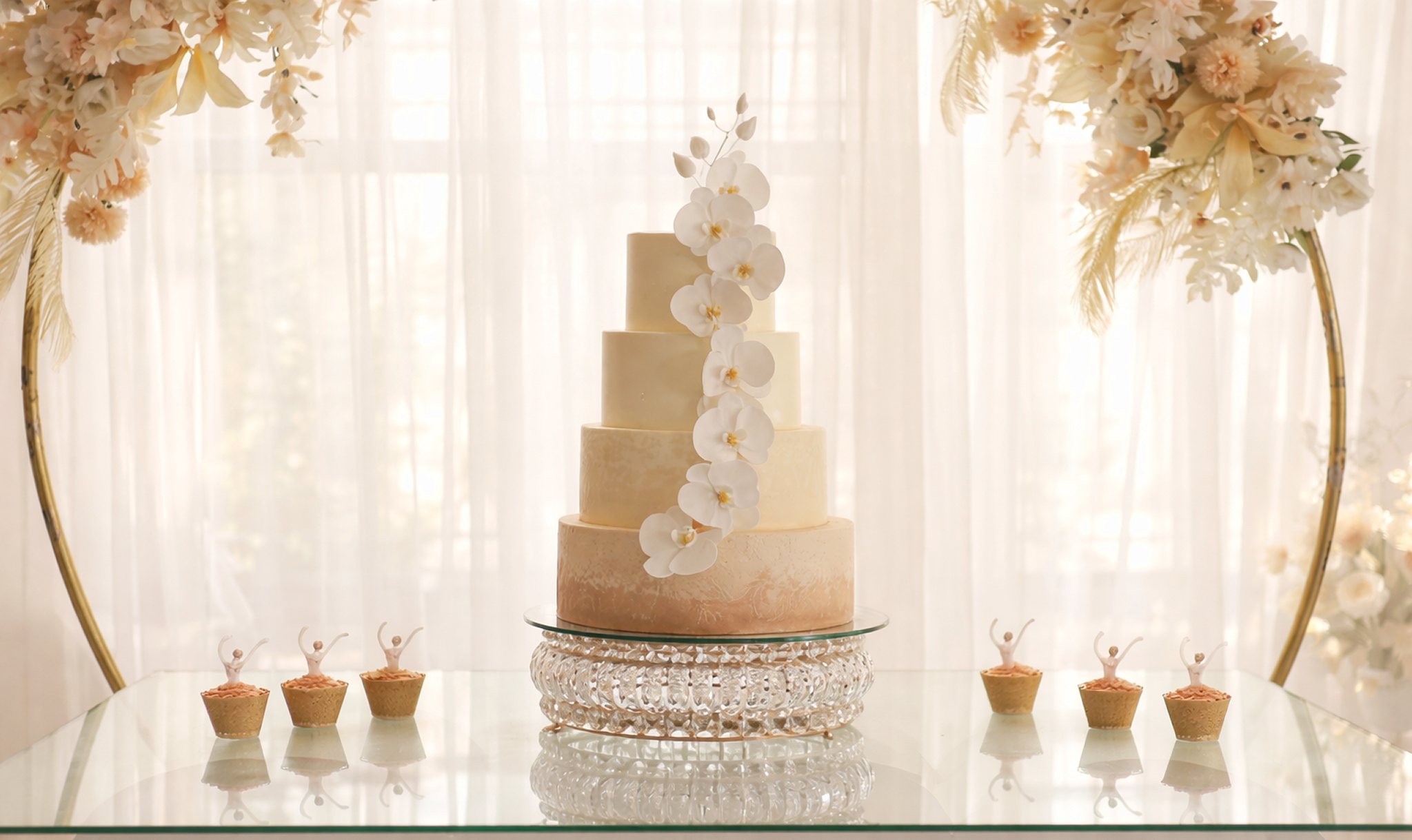 Tarta de boda decorada con flores blancas