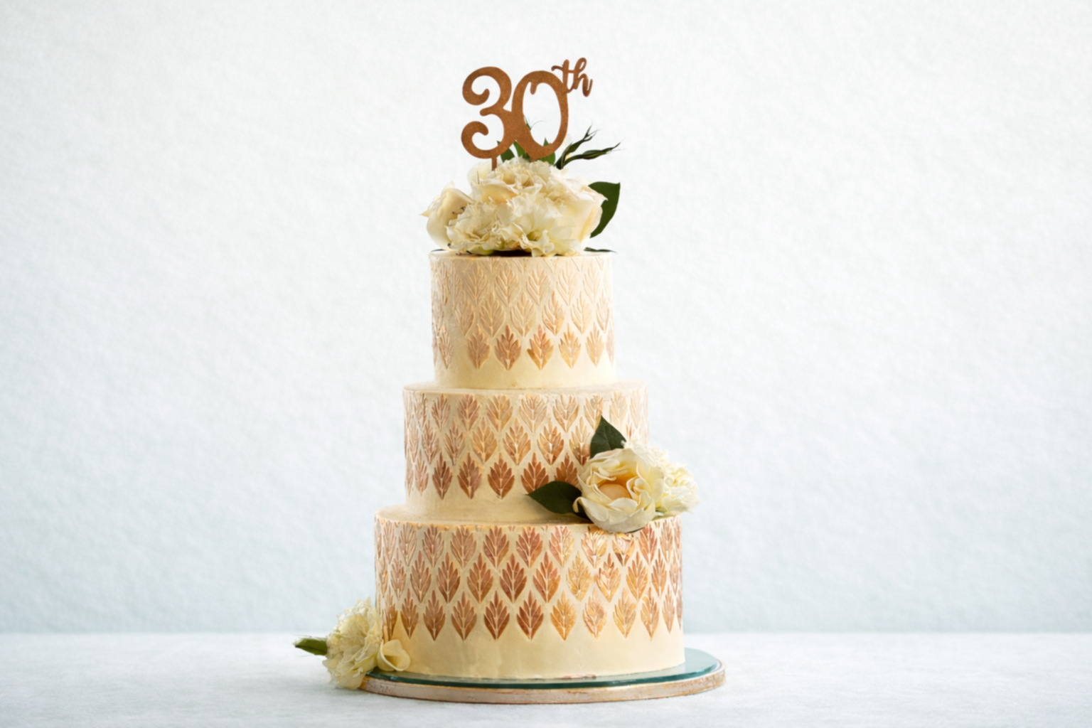 Tarta tres pisos con flores para cumpleaños 30.
