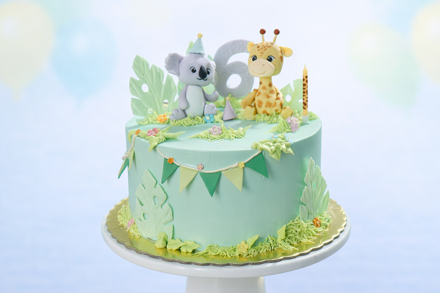 Tarta infantil con animales y decoración verde