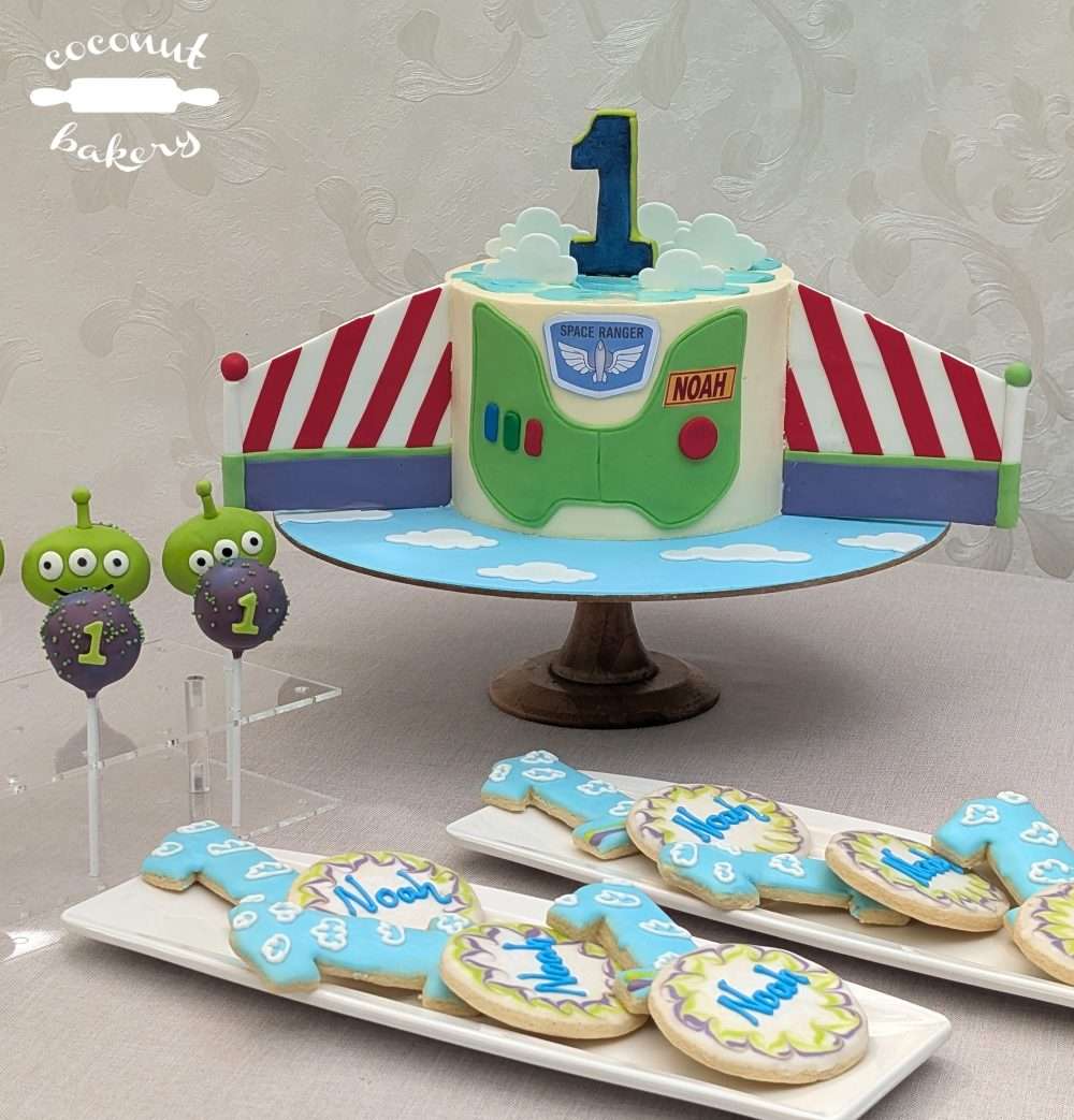 Tarta temática espacial con galletas de cumpleaños.