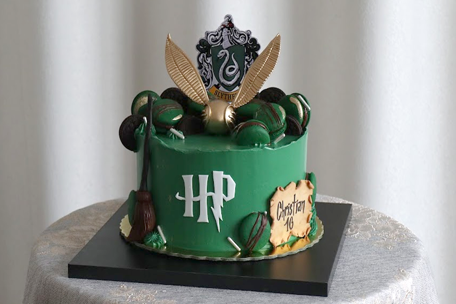 Tarta decorada con tema de colegio mágico.