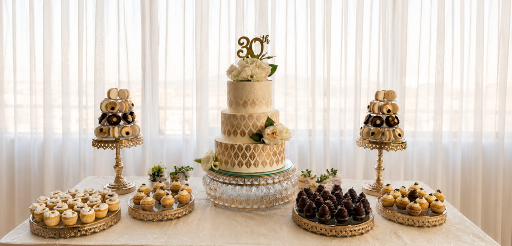 Tarta de aniversario de 30 años con cupcakes.