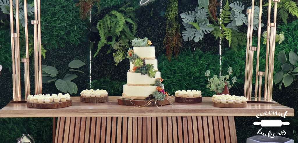 Pastel de bodas blanco decorado con suculentas